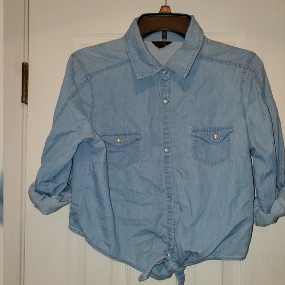 G by GUESS Large Button Up - Picture 2 of 5